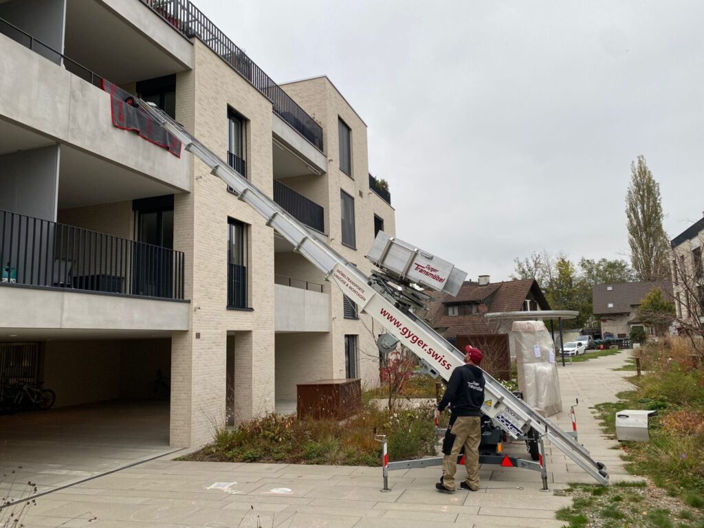 Einsatz eines Möbellifts für den Transport von Möbeln
